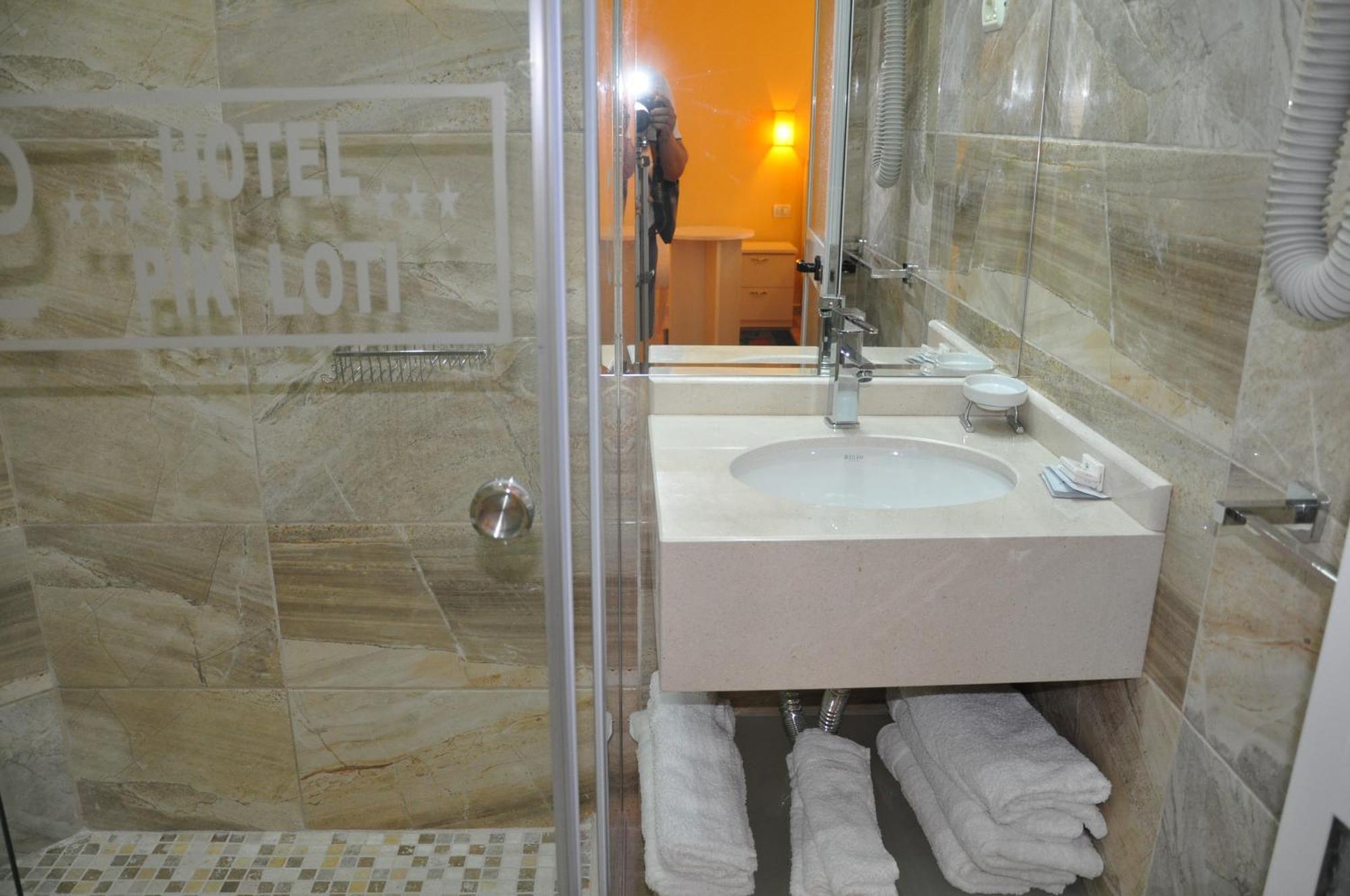 Hotel Pik Loti Tiranë Rom bilde