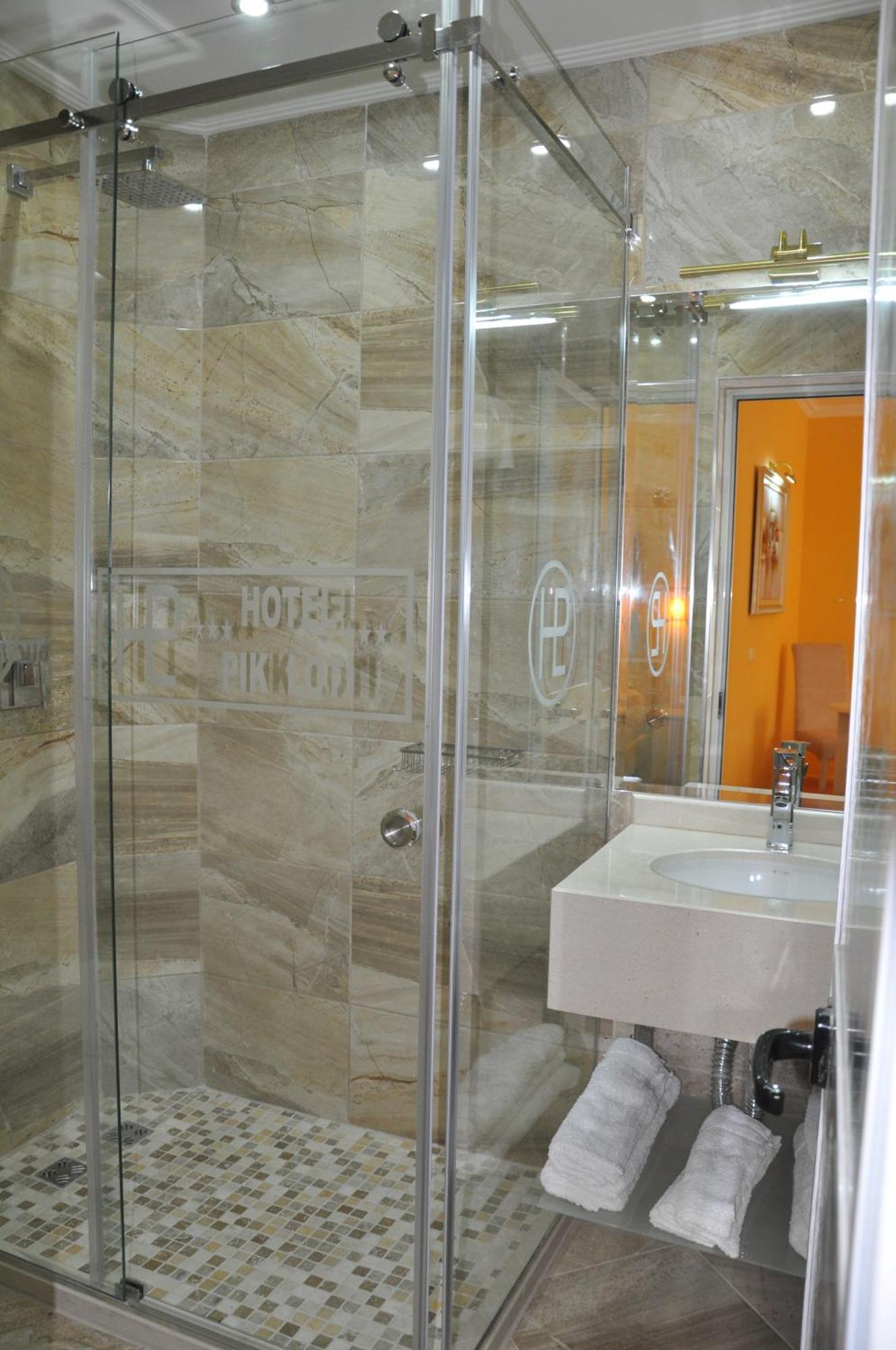 Hotel Pik Loti Tiranë Rom bilde