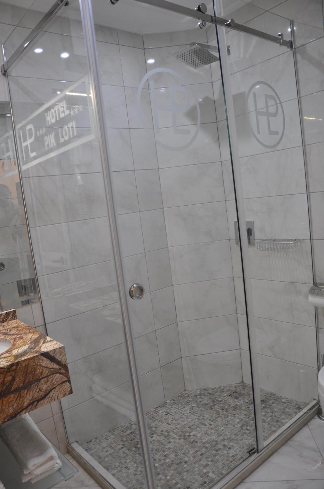 Hotel Pik Loti Tiranë Rom bilde